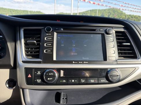 Used 2017 Toyota Highlander XLE AWD/4WD image 22