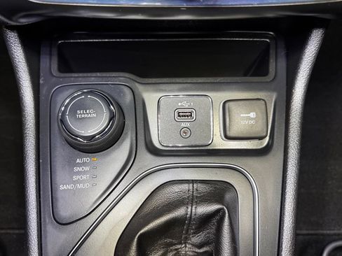 Used 2019 Jeep Cherokee Latitude w/ Popular Appearance Group AWD/4WD image 33