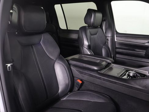 Used 2024 Jeep Wagoneer L Series III w/ Flexible Seating Group AWD/4WD image 32