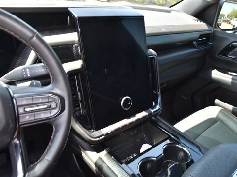 Used 2025 GMC Yukon AT4 w/ AT4 Premium Package AWD/4WD image 9