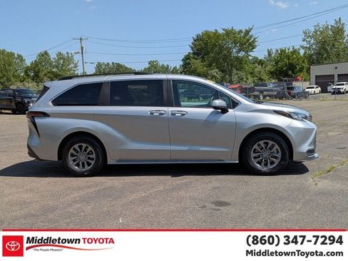 Used 2025 Toyota Sienna LE w/ LE Plus Package AWD/4WD image 2