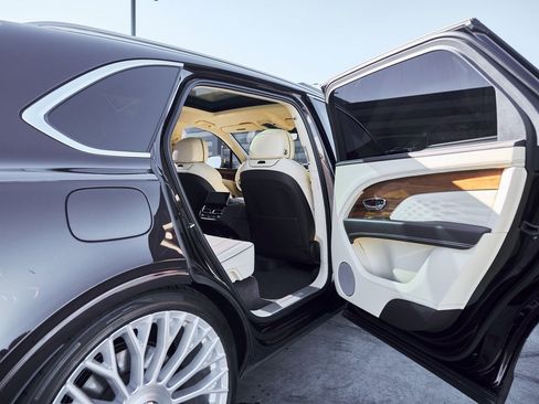 Used 2023 Bentley Bentayga Extended Wheelbase image 24