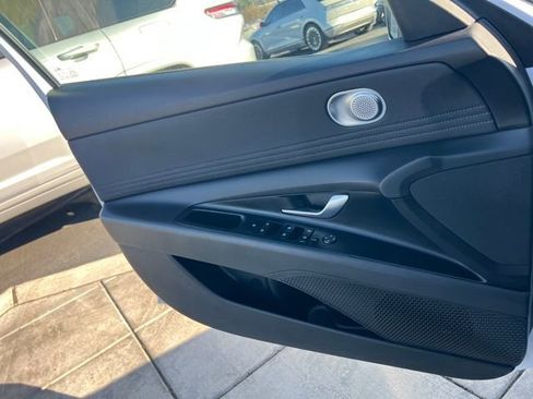 Certified 2025 Hyundai Elantra SEL FWD image 18