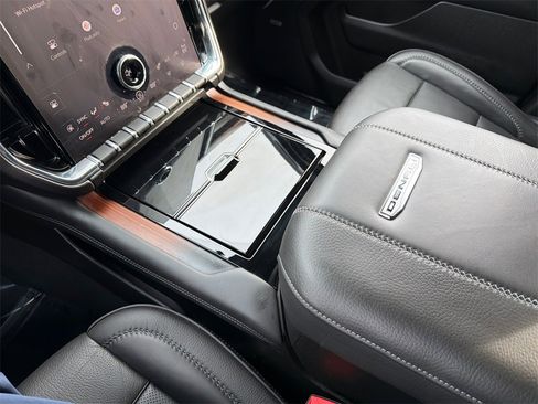 Used 2025 GMC Yukon Denali w/ Denali Reserve Package image 37