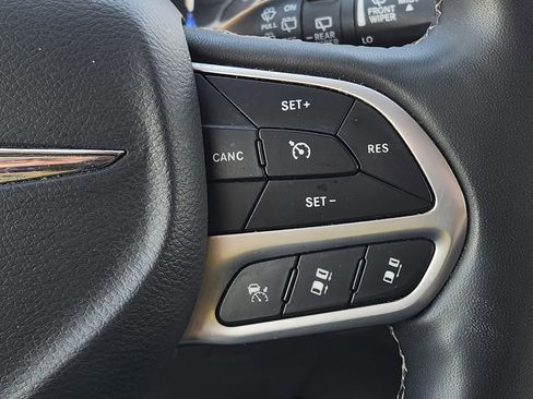 Used 2023 Chrysler Pacifica Limited FWD image 28