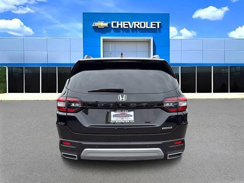Used 2025 Honda Pilot Touring image 4