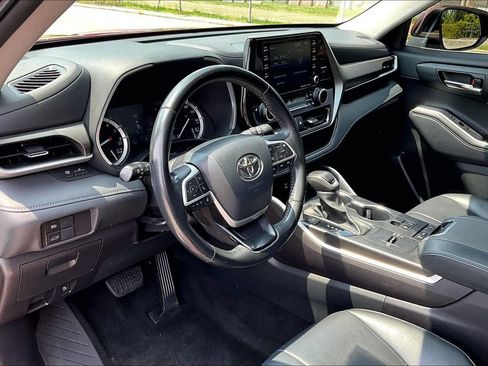 Used 2022 Toyota Highlander XLE FWD image 13