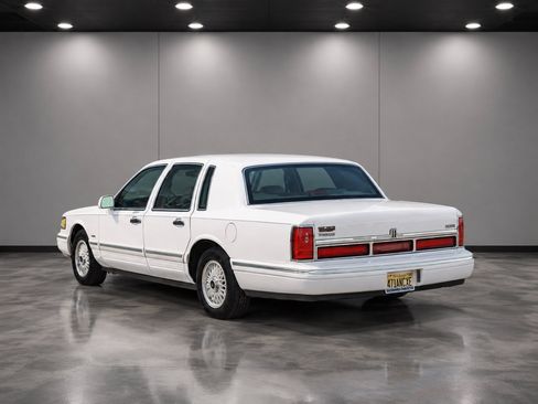 Used 1995 Lincoln Town Car Signature RWD image 4