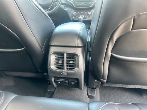 Used 2020 Jeep Cherokee Latitude Plus AWD/4WD image 16