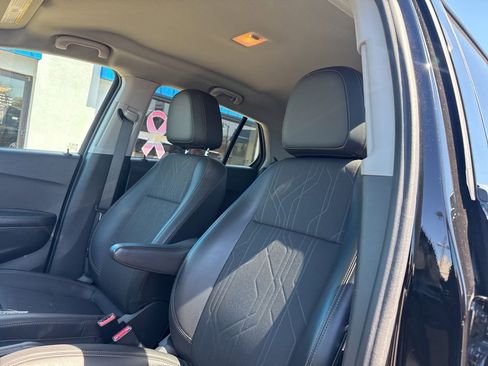 Used 2022 Chevrolet Trax LT w/ LT Convenience Package AWD/4WD image 29