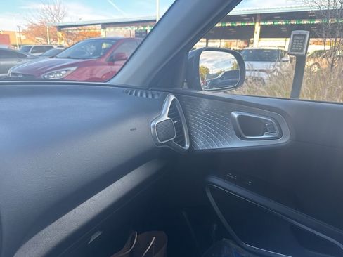 Used 2023 Kia Soul LX w/ LX Technology Package image 12