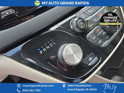 Used 2023 Chrysler Pacifica Touring-L FWD image 25
