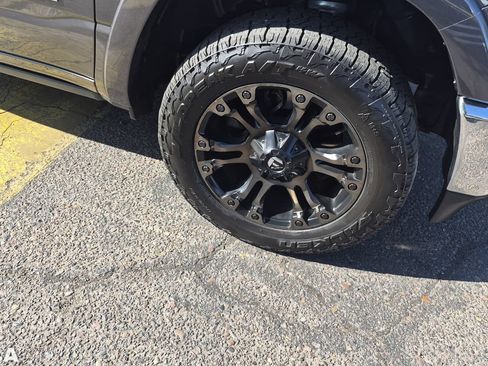 Used 2019 RAM 1500 Laramie AWD/4WD image 10