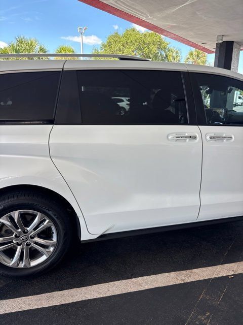 Used 2022 Toyota Sienna Platinum AWD/4WD image 3
