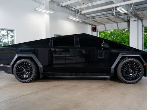 Used 2024 Tesla Cybertruck AWD Crew Cab image 8