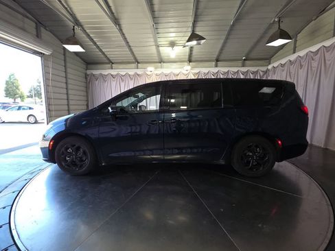 Used 2022 Chrysler Pacifica Touring-L w/ S Appearance Package FWD image 6