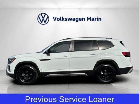 Used 2025 Volkswagen Atlas Peak Edition SE image 2