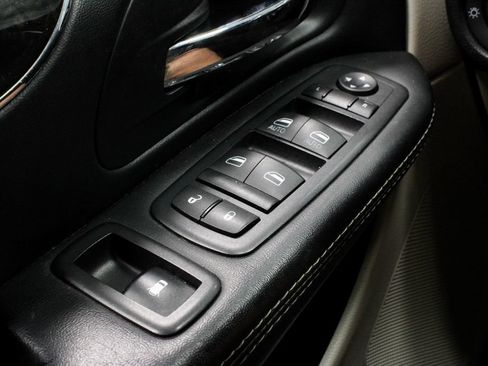 Used 2016 Chrysler Town & Country Touring FWD image 24