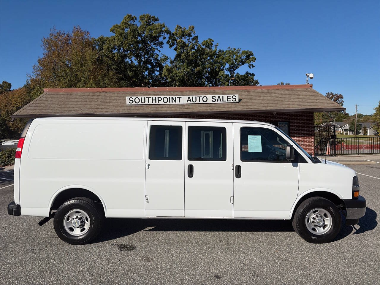 Used 2022 Chevrolet Express 3500 Extended w/ Driver Convenience Package RWD image 3