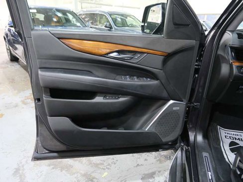 Used 2017 Cadillac Escalade ESV Premium Luxury image 18