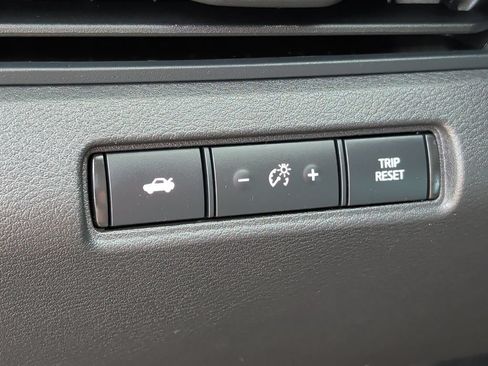 Used 2025 Nissan Altima 2.5 SV FWD image 14