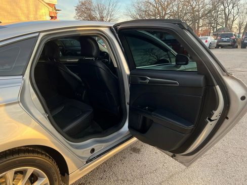 Used 2017 Ford Fusion SE w/ Fusion SE Technology Package image 15