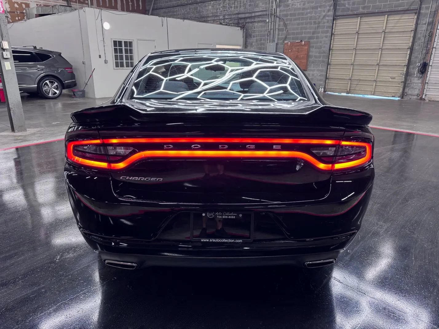 Used 2017 Dodge Charger SE RWD image 4