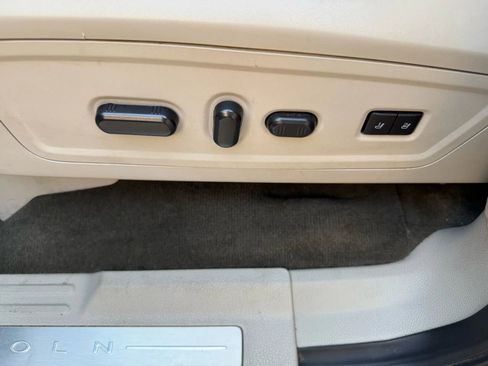 Used 2016 Lincoln Navigator Select image 10