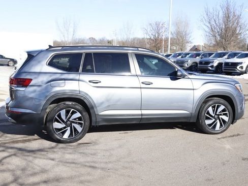 Used 2024 Volkswagen Atlas SE image 2