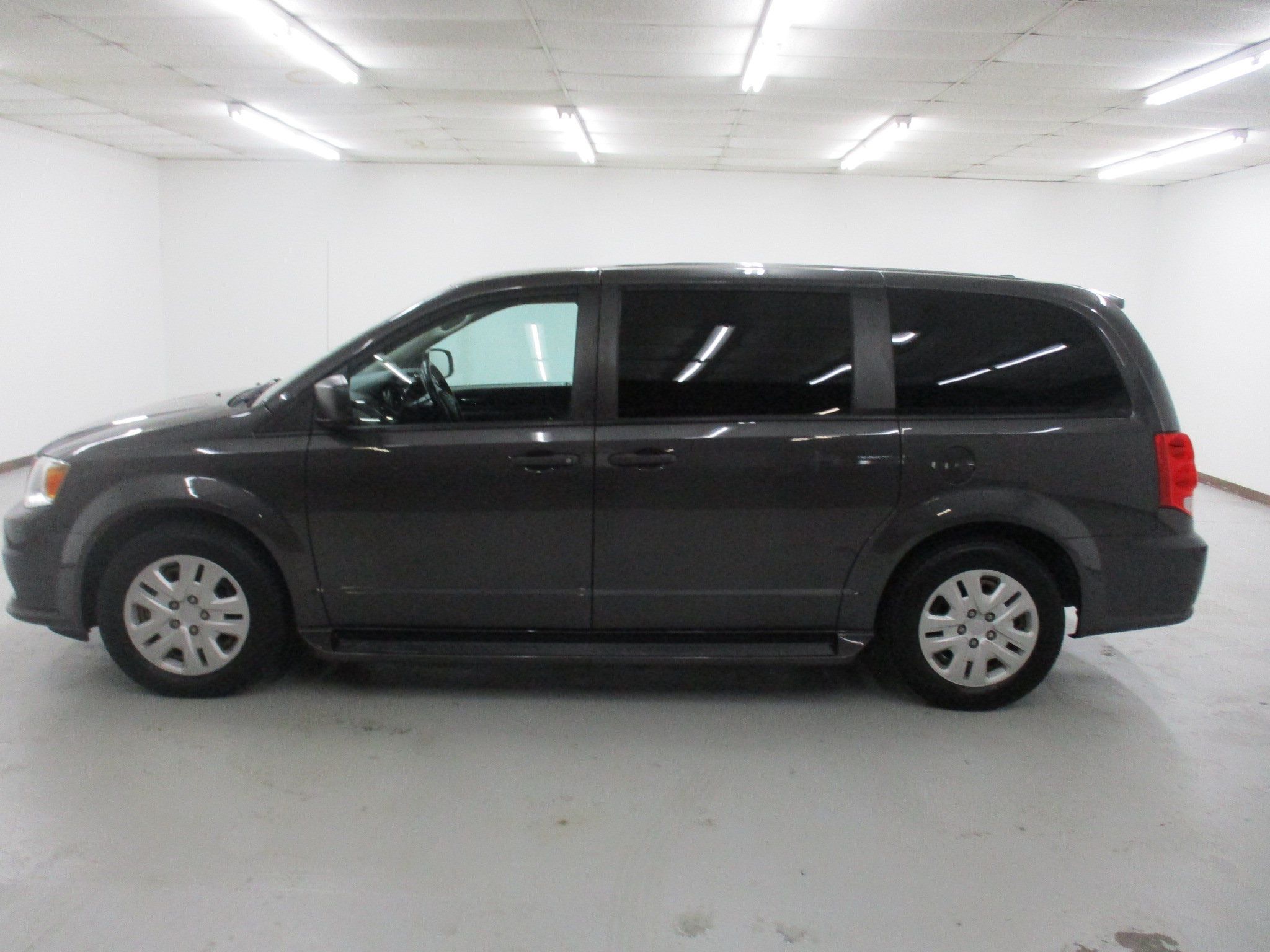 Used 2019 Dodge Grand Caravan SE w/ UConnect Hands-Free Group FWD image 4