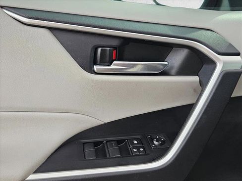 Used 2020 Toyota RAV4 XLE w/ Convenience Package FWD image 26