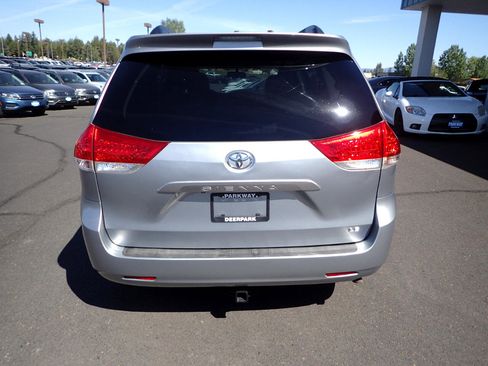 Used 2011 Toyota Sienna LE image 4