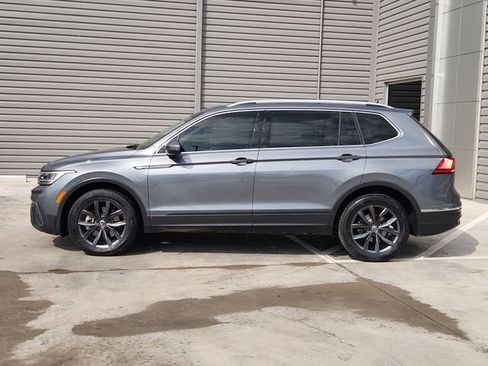 Used 2023 Volkswagen Tiguan SE w/ Panoramic Sunroof Package image 5