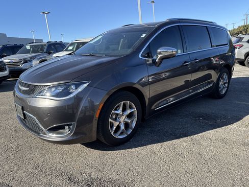 Used 2017 Chrysler Pacifica Limited w/ Advanced Safetytec Group image 7