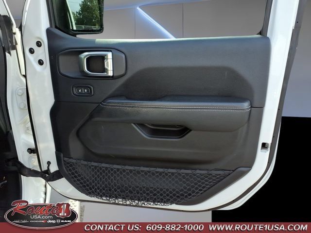Used 2018 Jeep Wrangler Unlimited Sahara w/ Cold Weather Group AWD/4WD image 30