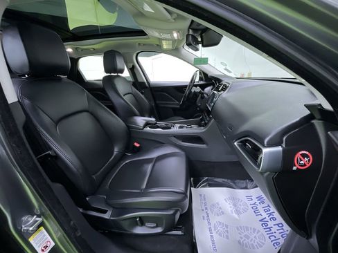 Used 2017 Jaguar F-PACE Premium image 31