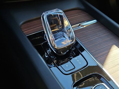 Certified 2024 Volvo XC60 B5 Ultimate w/ Protection Package Premier image 15