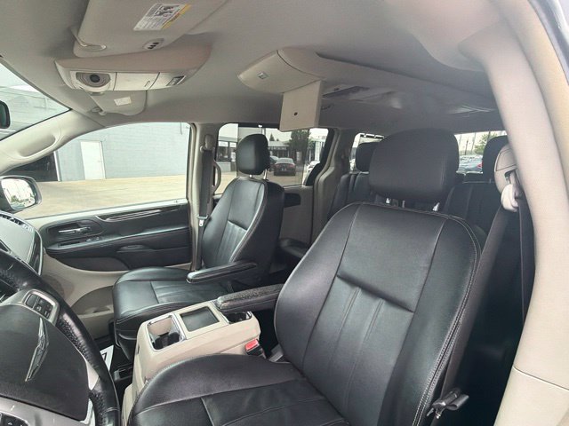 Used 2015 Chrysler Town & Country Touring FWD image 25