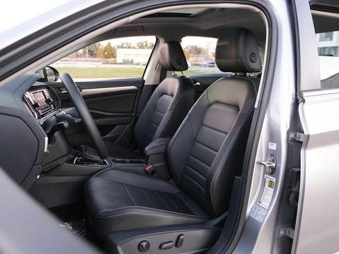 Used 2021 Volkswagen Jetta SE w/ SE Cold Weather Package image 15