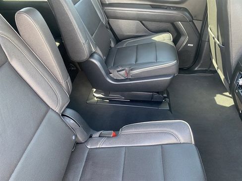 Used 2023 GMC Yukon SLT w/ SLT Premium Package image 11