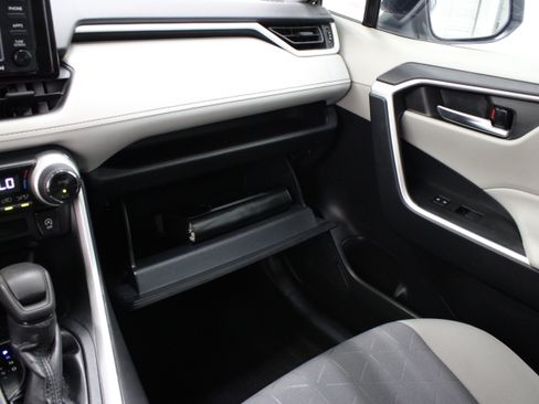Used 2020 Toyota RAV4 XLE w/ Convenience Package FWD image 23