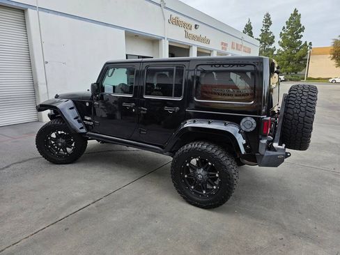 Used 2014 Jeep Wrangler Unlimited Sahara w/ Connectivity Group AWD/4WD image 9