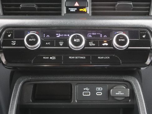 Used 2025 Honda Pilot TrailSport image 22