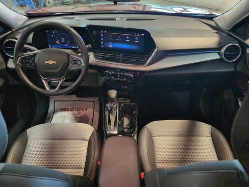 Used 2025 Chevrolet Trax LT w/ LT Convenience Package image 21