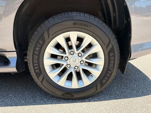 Used 2022 Lexus GX 460 Premium w/ Premium Package AWD/4WD image 21