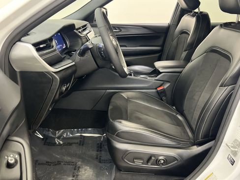 Used 2024 Jeep Grand Cherokee L Laredo image 11