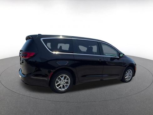 Used 2024 Chrysler Pacifica Touring-L FWD image 14