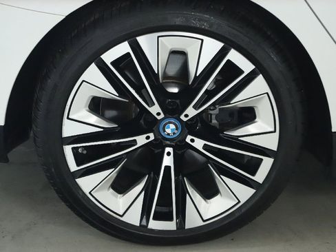 Used 2025 BMW i5 xDrive40 w/ Premium Package image 13