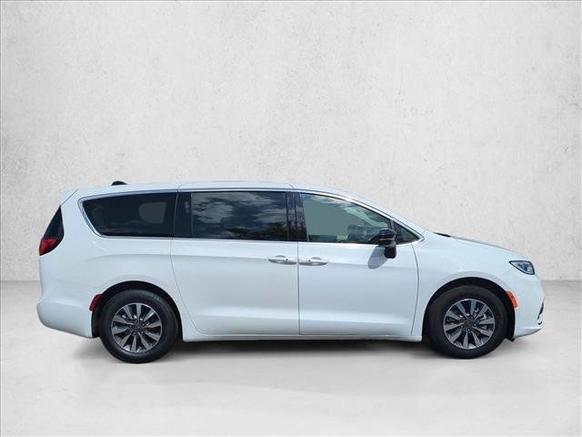 Used 2024 Chrysler Pacifica Limited FWD image 4