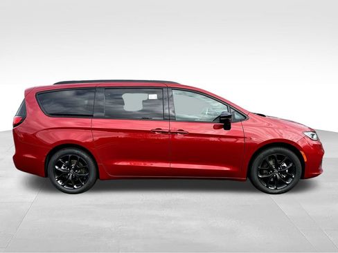 New 2026 Chrysler Pacifica Limited w/ Uconnect Theater Family Group FWD image 9